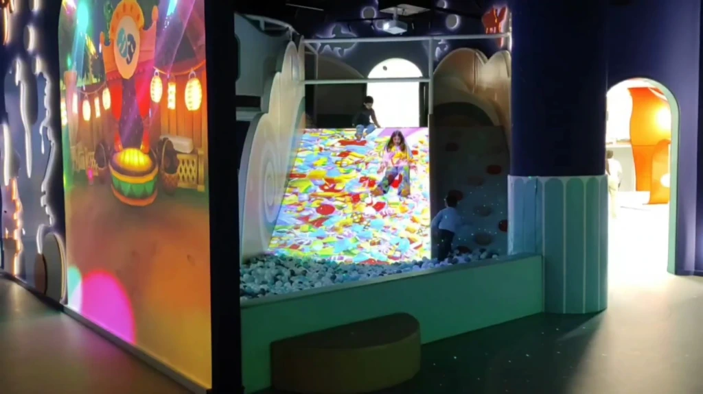 (639) Interactive slope for children in an amusement park - 0-0-08.webp