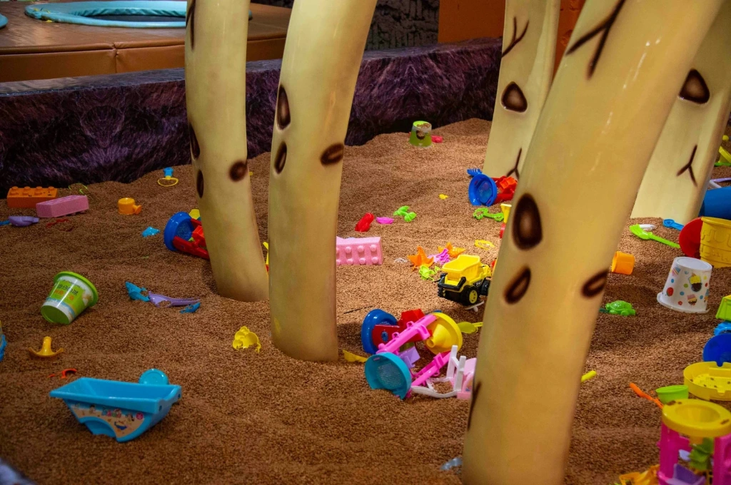 unsplash_cufcExIEQRI_indoor playground.webp